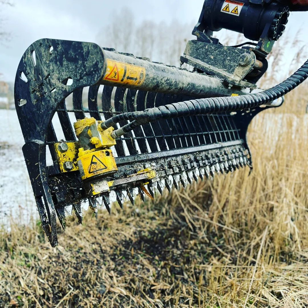 Medertisztító kanál alternáló kaszával