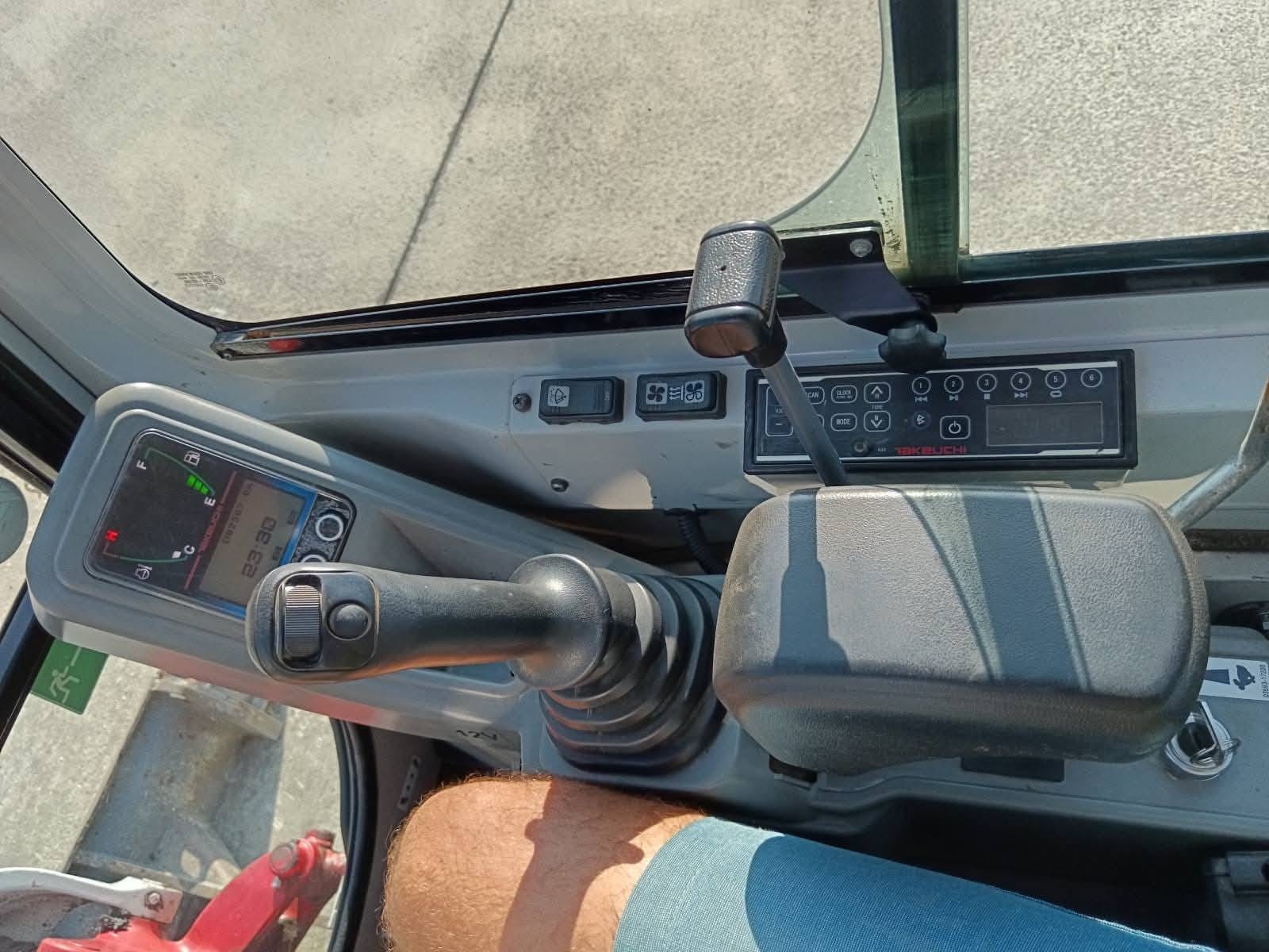 Takeuchi TB216 - Kép 2