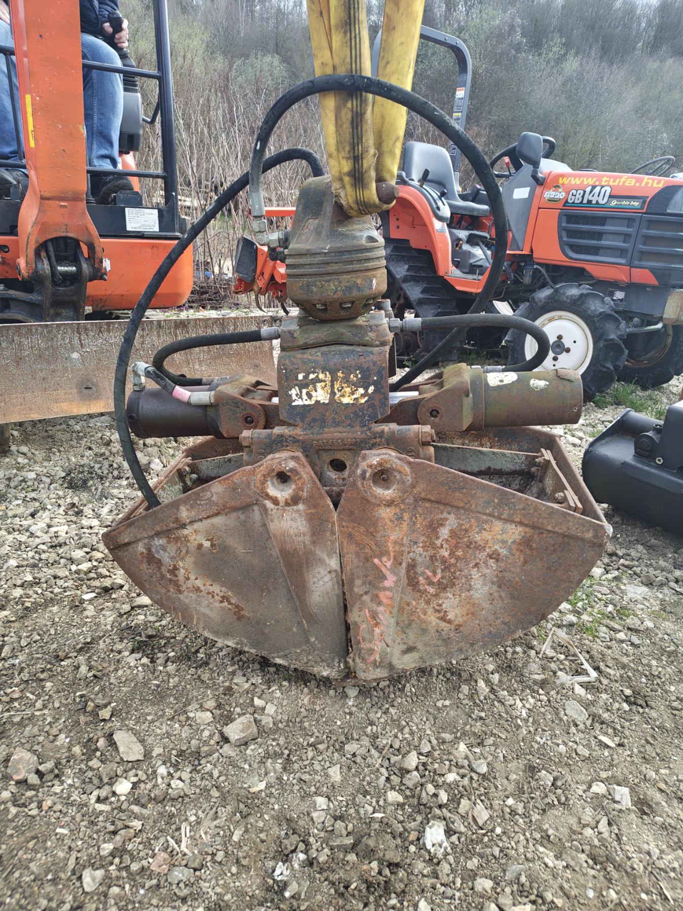 Csipegető kanál rotátorral